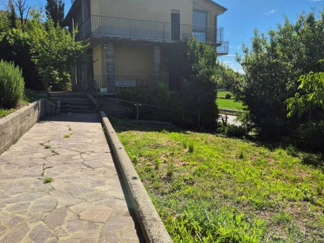 Palazzo / Stabile in vendita a Castelnovo Ne' Monti RE