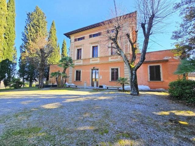 Palazzo / Stabile in vendita a Castelfiorentino FI