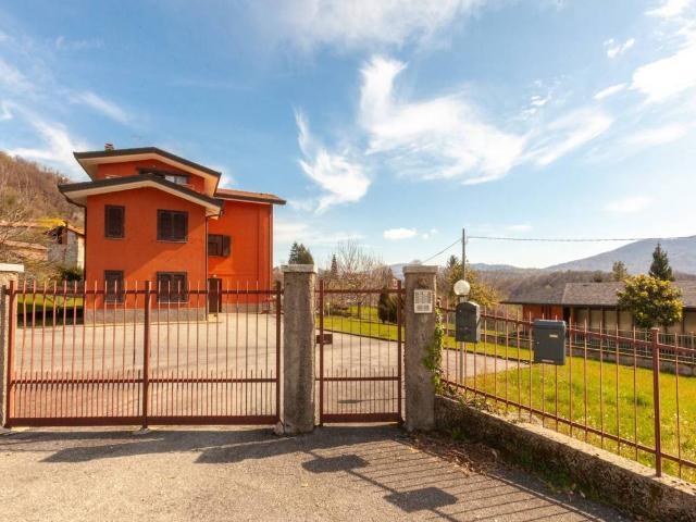 Palazzo / Stabile in vendita a Castello Cabiaglio VA