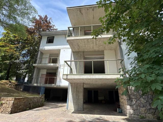 Palazzo / Stabile in vendita a Castione della Presolana BG