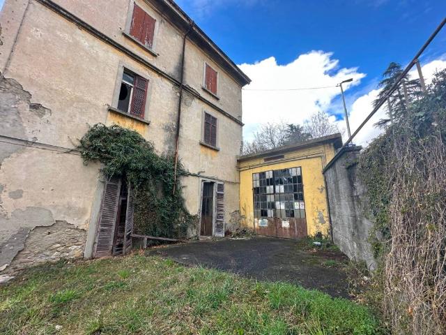 Palazzo / Stabile in vendita a Caprino Bergamasco BG