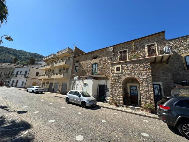 Palazzo / Stabile in vendita a Caronia ME