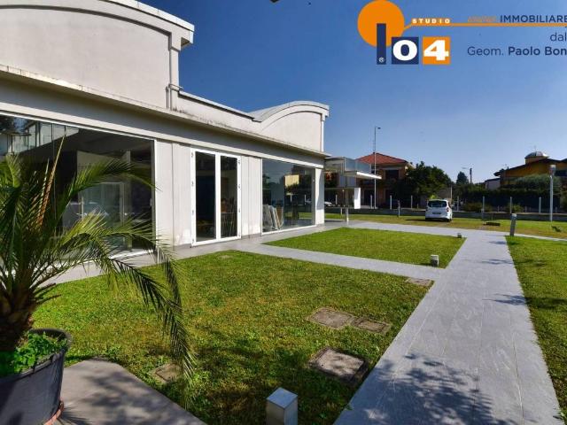 Palazzo / Stabile in vendita a Carate Brianza MB