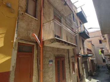 Palazzo / Stabile in vendita a Carini PA