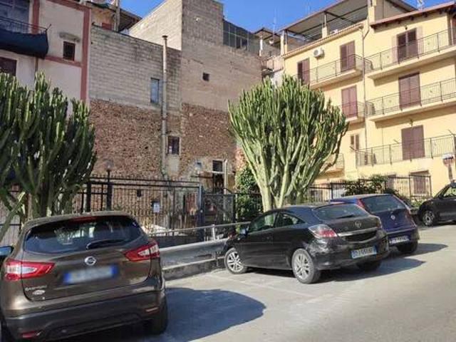 Palazzo / Stabile in vendita a Carini PA