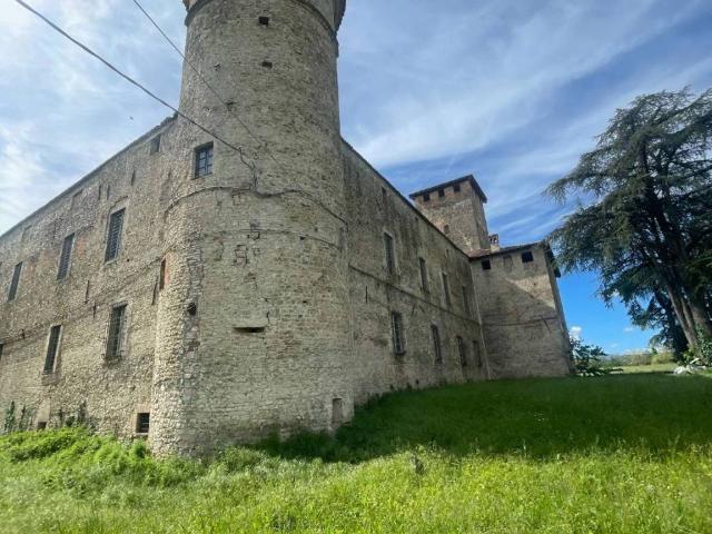 Palazzo / Stabile in vendita a Carpaneto Piacentino PC