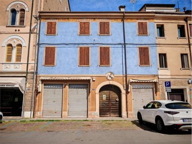 Palazzo / Stabile in vendita a Carpi MO