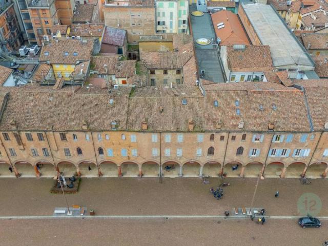 Palazzo / Stabile in vendita a Carpi MO