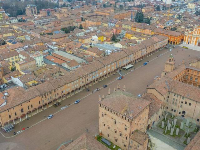 Palazzo / Stabile in vendita a Carpi MO