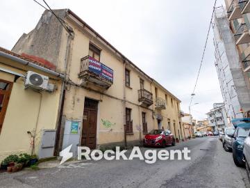 Palazzo / Stabile in vendita a Catanzaro CZ
