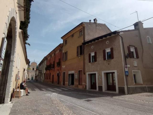 Palazzo / Stabile in vendita a Cavriana MN
