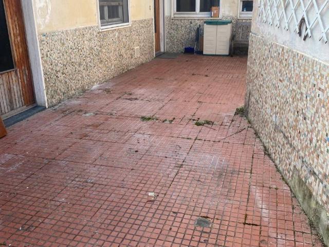 Palazzo / Stabile in vendita a Cesano Boscone MI