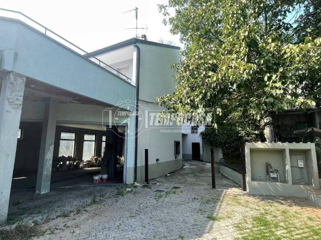 Palazzo / Stabile in vendita a Cesano Maderno MB