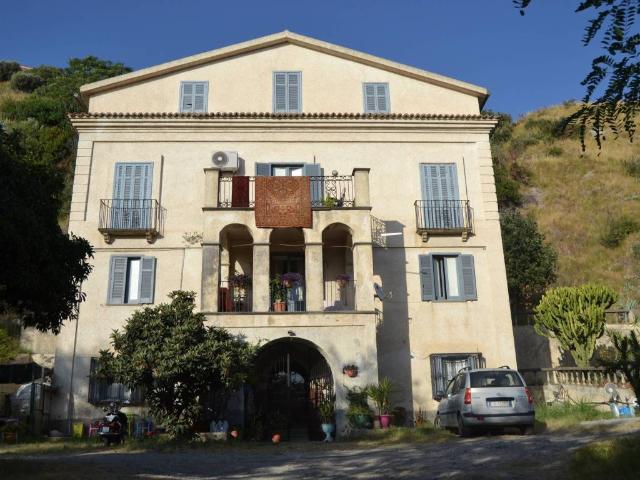 Palazzo / Stabile in vendita a Cetraro CS
