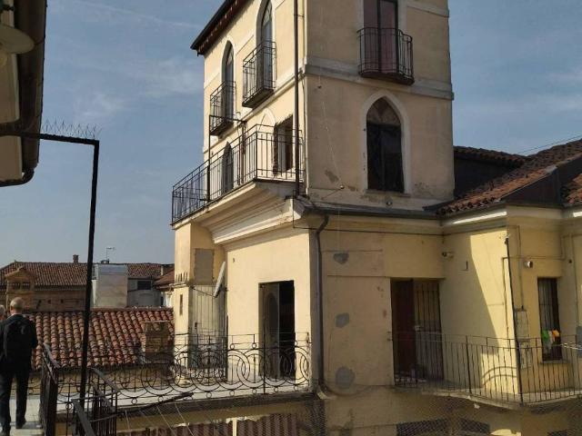 Palazzo / Stabile in vendita a Chieri TO