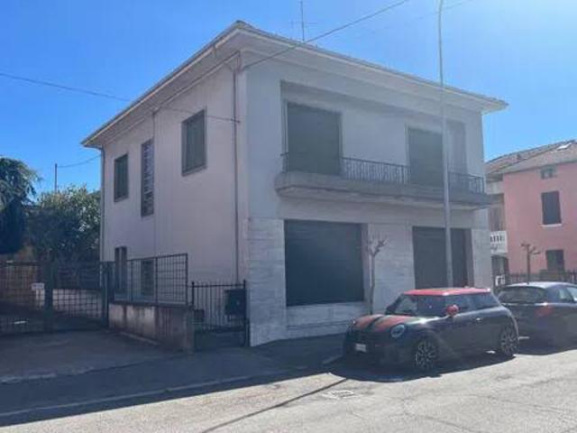 Palazzo / Stabile in vendita a Cittiglio VA