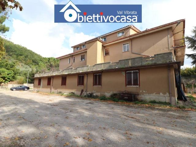 Palazzo / Stabile in vendita a Civitella del Tronto TE