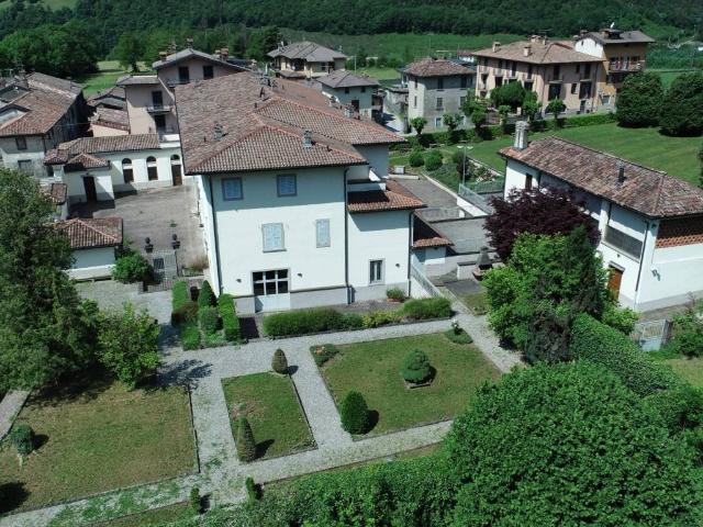Palazzo / Stabile in vendita a Clusone BG