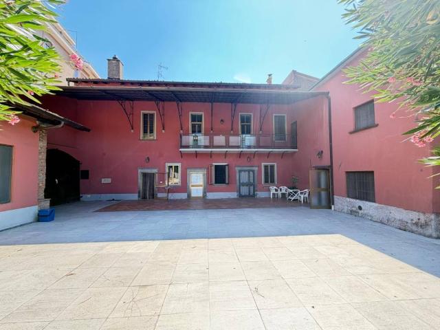 Palazzo / Stabile in vendita a Coccaglio BS