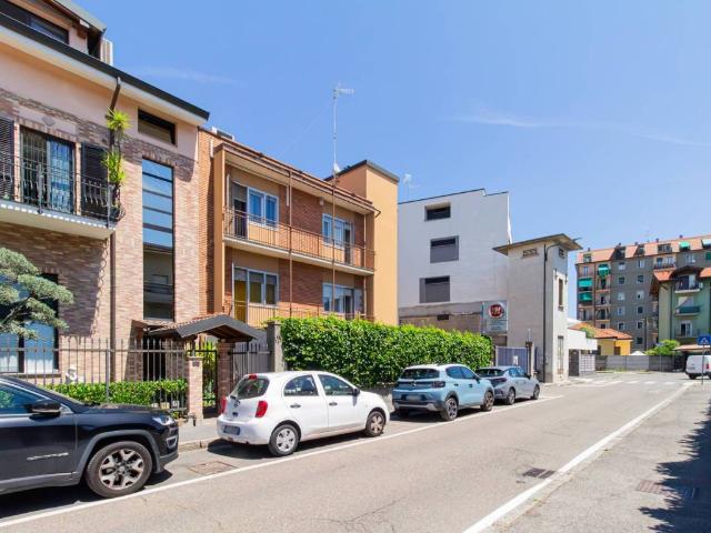 Palazzo / Stabile in vendita a Cologno Monzese MI