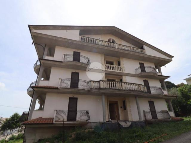 Palazzo / Stabile in vendita a Colonnella TE
