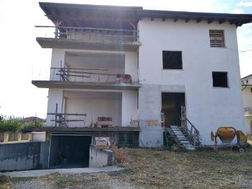 Palazzo / Stabile in vendita a Collecorvino PE