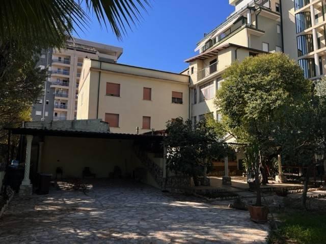 Palazzo / Stabile in vendita a Cosenza CS