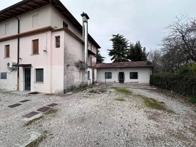 Palazzo / Stabile in vendita a Corno di Rosazzo UD