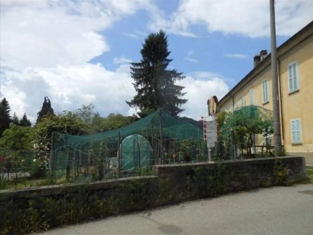Palazzo / Stabile in vendita a Dumenza VA