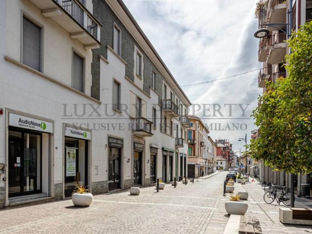 Palazzo / Stabile in vendita a Desio MB