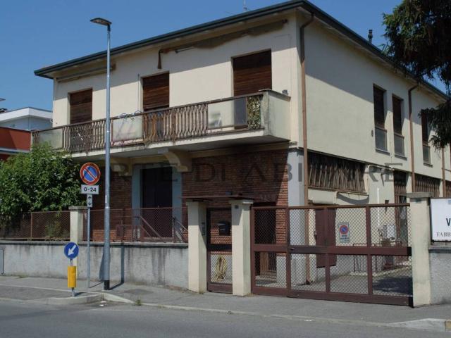 Palazzo / Stabile in vendita a Desio MB