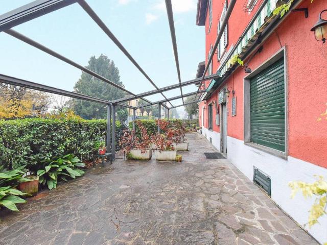 Palazzo / Stabile in vendita a Erba CO