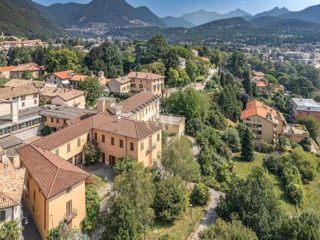 Palazzo / Stabile in vendita a Erba CO