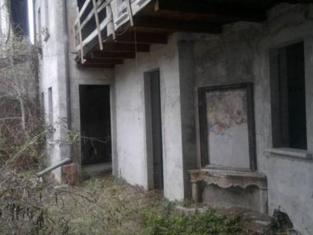Palazzo / Stabile in vendita a Erba CO
