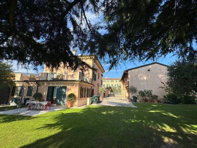 Palazzo / Stabile in vendita a Fumane VR