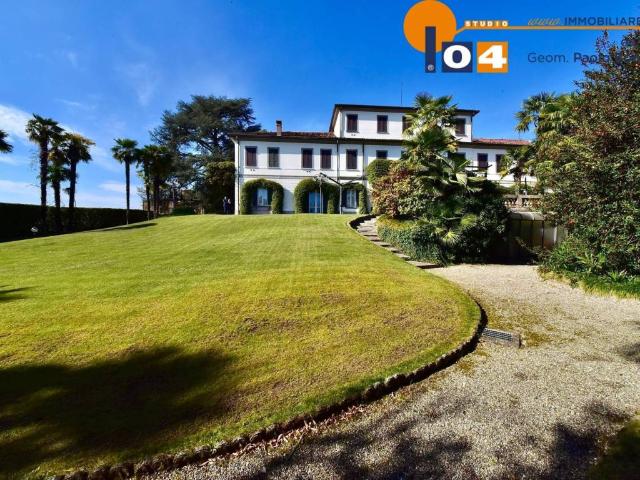 Palazzo / Stabile in vendita a Figino Serenza CO