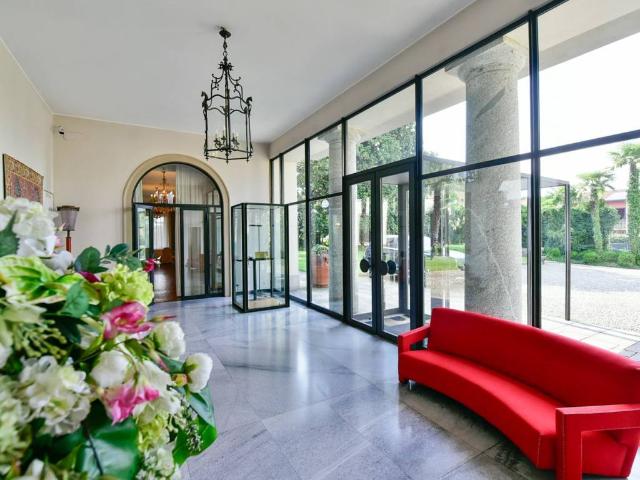Palazzo / Stabile in vendita a Figino Serenza CO