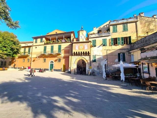 Palazzo / Stabile in vendita a Finale Ligure SV