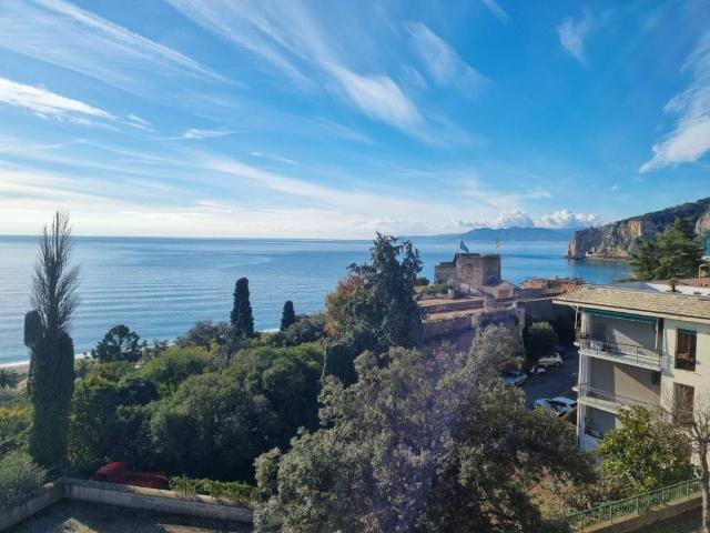 Palazzo / Stabile in vendita a Finale Ligure SV