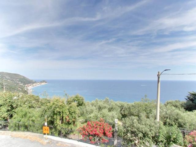Palazzo / Stabile in vendita a Finale Ligure SV