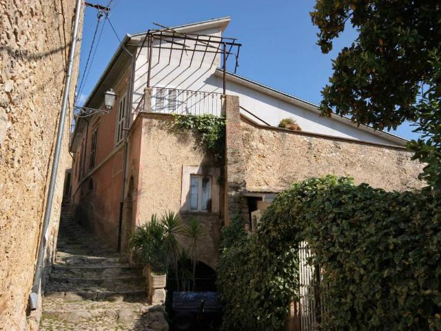 Palazzo / Stabile in vendita a Fontana Liri FR