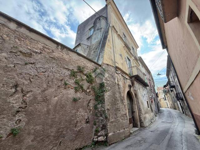 Palazzo / Stabile in vendita a Frasso Telesino BN