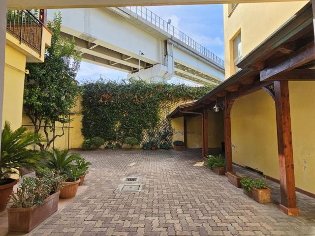Palazzo / Stabile in vendita a Frattamaggiore NA