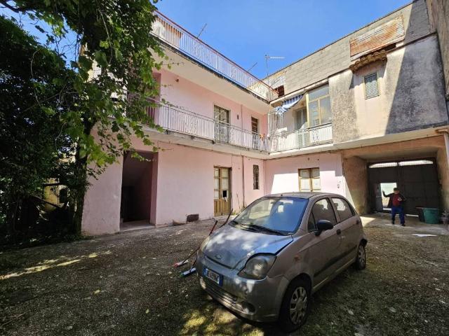 Palazzo / Stabile in vendita a Frattaminore NA