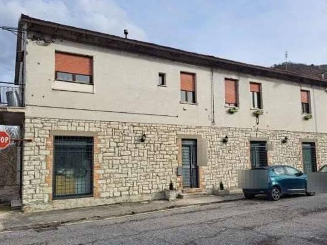 Palazzo / Stabile in vendita a Frontone PU