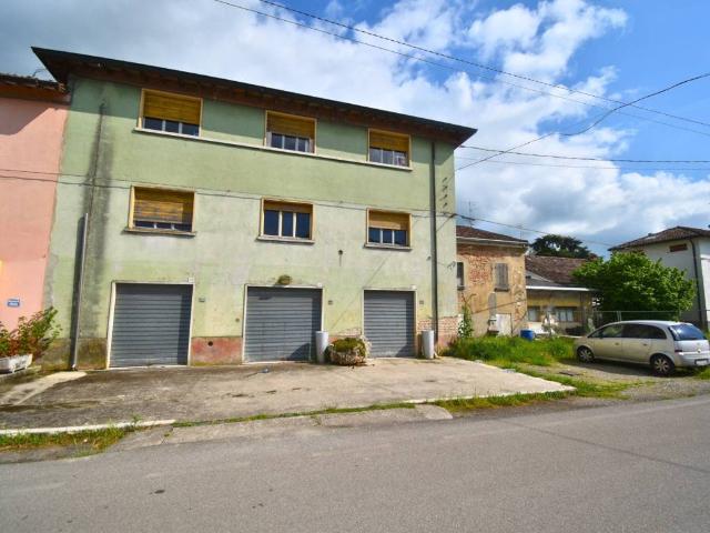 Palazzo / Stabile in vendita a Gualtieri RE