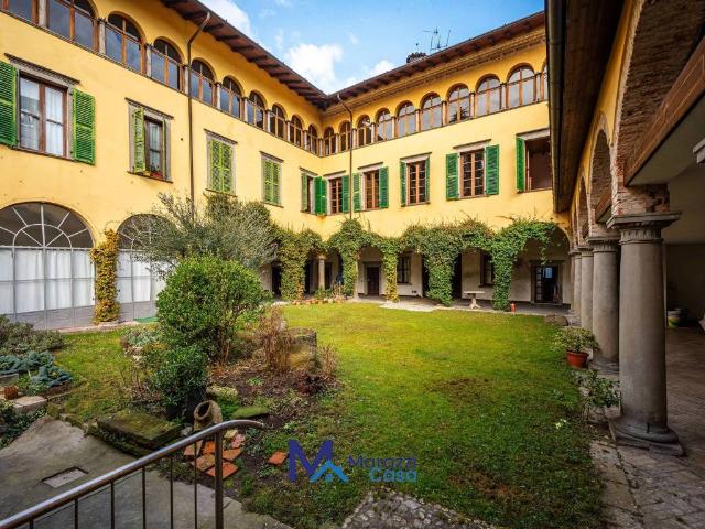 Palazzo / Stabile in vendita a Gandino BG