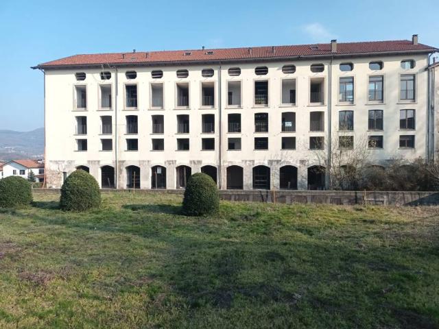 Palazzo / Stabile in vendita a Garbagnate Monastero LC