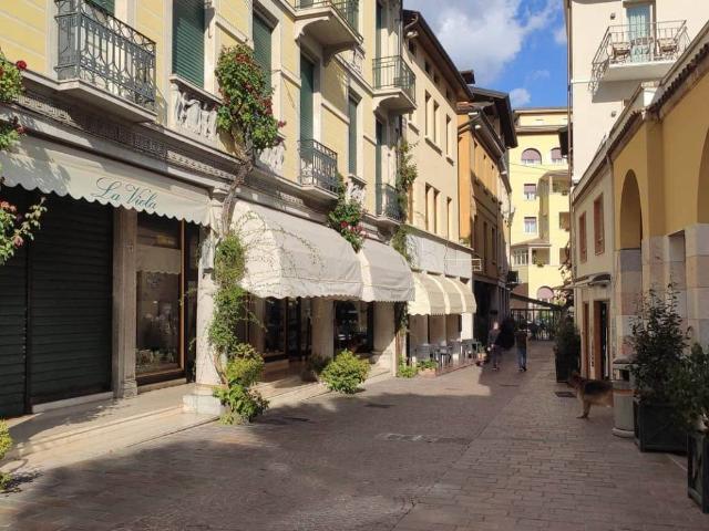 Palazzo / Stabile in vendita a Gardone Riviera BS