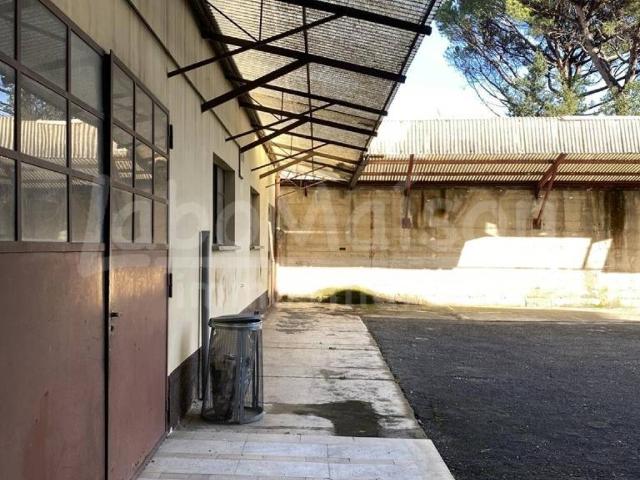 Palazzo / Stabile in vendita a Gavirate VA